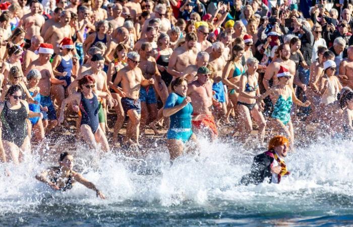 Plus de 300 courageux se lancent dans une baignade du Nouvel An à Saint-Raphaël