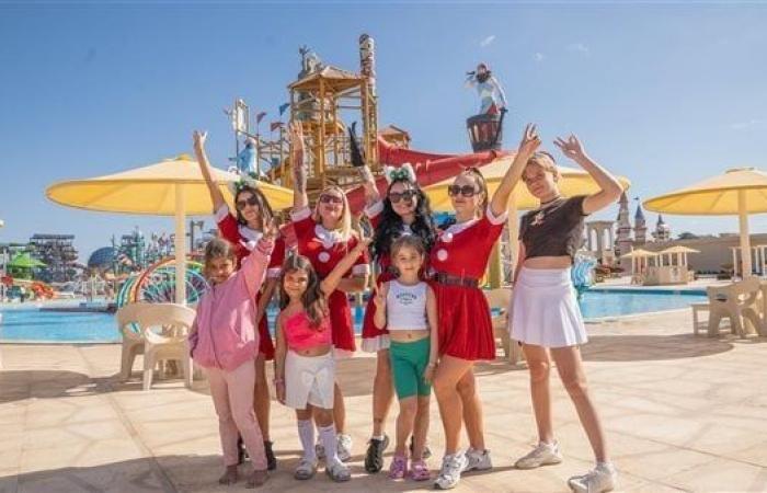 Le Père Noël distribue des cadeaux aux touristes dans les hôtels d’Hurghada les derniers jours de l’année photo