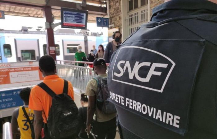 avec sa mini-moto de la ligne R, l’adolescent n’est pas parti les mains vides