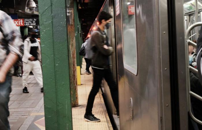 un homme poussé sous le métro à New York survit miraculeusement