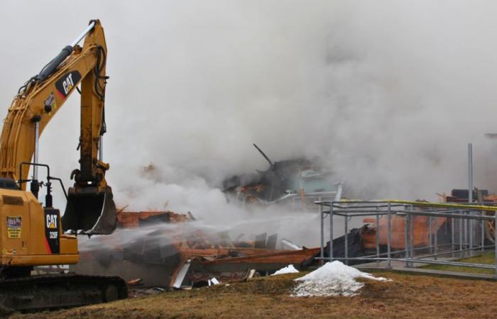 le maire promet la reconstruction du centre communautaire