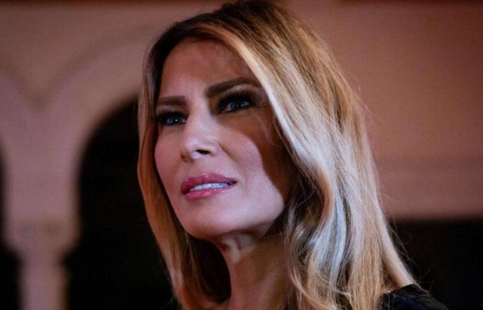 La sublime apparition de Melania Trump dans une robe fendue Versace pour célébrer le nouvel an