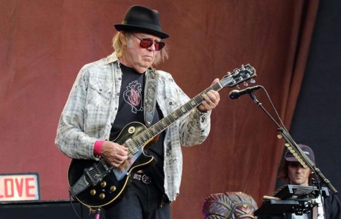 Neil Young se retire du festival de Glastonbury pour une curieuse raison