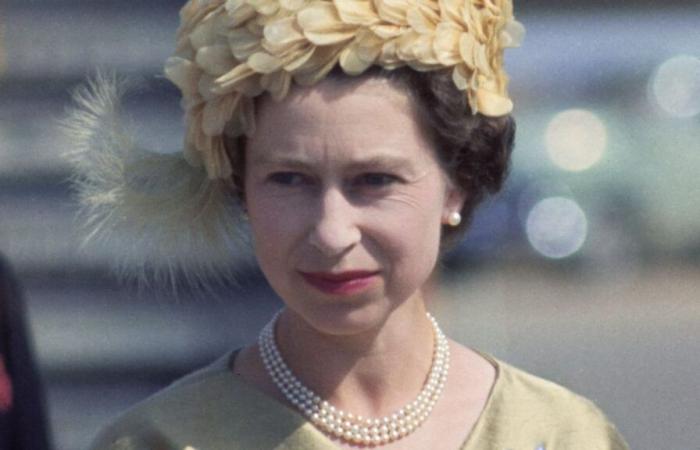 La véritable histoire du collier de perles à trois rangs préféré de la reine Elizabeth II