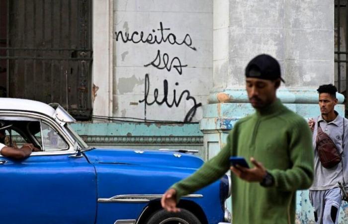 “Il faut être heureux”, le graffiti qui fait trembler les habitants