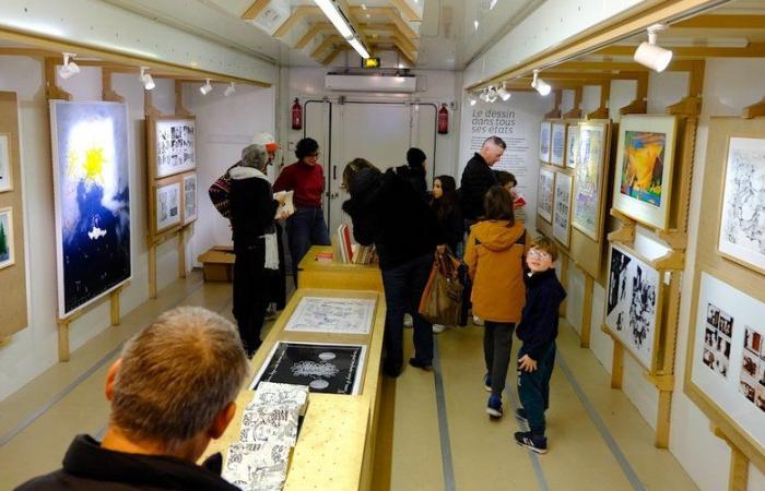 Au parking du Gravier à Agen, un bus transformé en musée ambulant