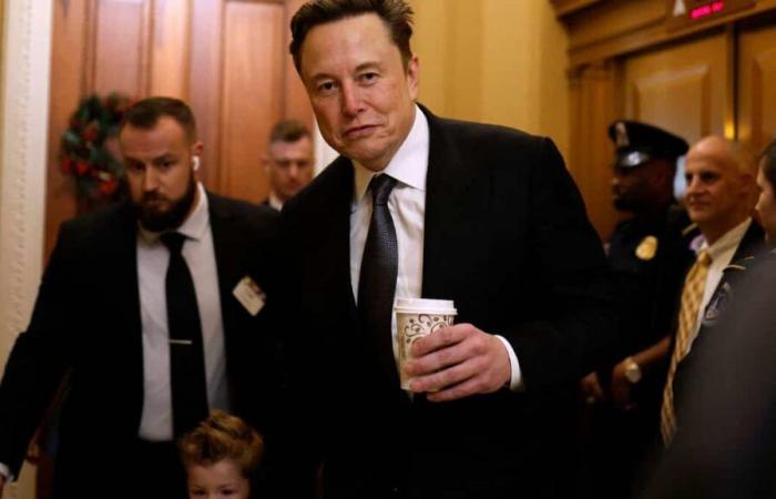 Elon Musk soutient un militant d’extrême droite et cible le gouvernement