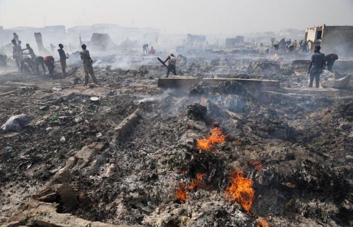 Un énorme incendie ravage le marché des vêtements d’occasion