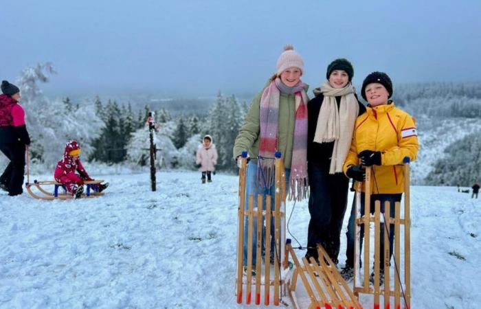 De nombreux promeneurs sont venus profiter de la neige sur le plateau du Fagnard