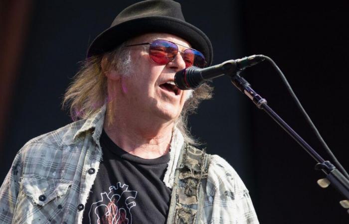 Neil Young attaque la BBC et refuse de jouer au festival de Glastonbury