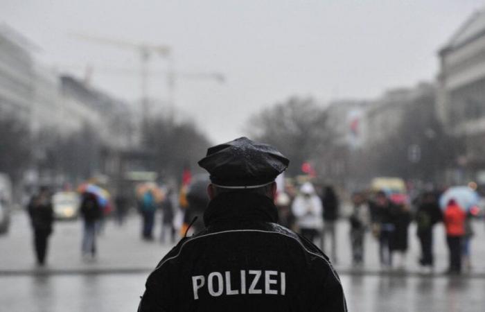 Deux blessés dans une explosion devant un bâtiment de la police