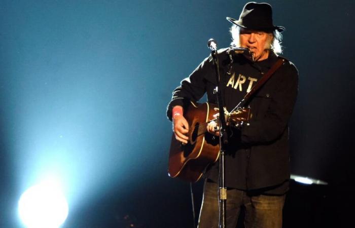 Neil Young se retire du festival de Glastonbury, l’accusant d’être « sous le contrôle » de la BBC