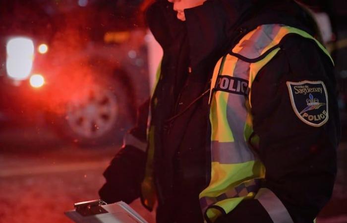 Gelé en conduisant, il appelle la police et se fait arrêter