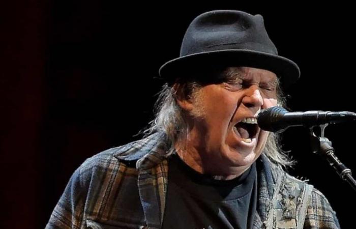 Neil Young se retire de la programmation du festival de Glastonbury et dénonce l’intervention de la BBC