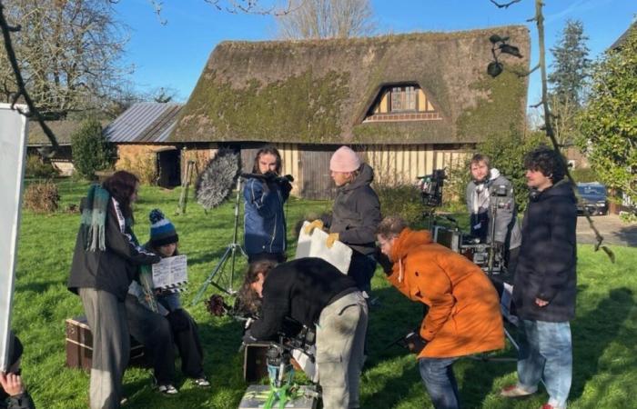 Un jeune réalisateur choisit un village près de Dieppe pour tourner son film