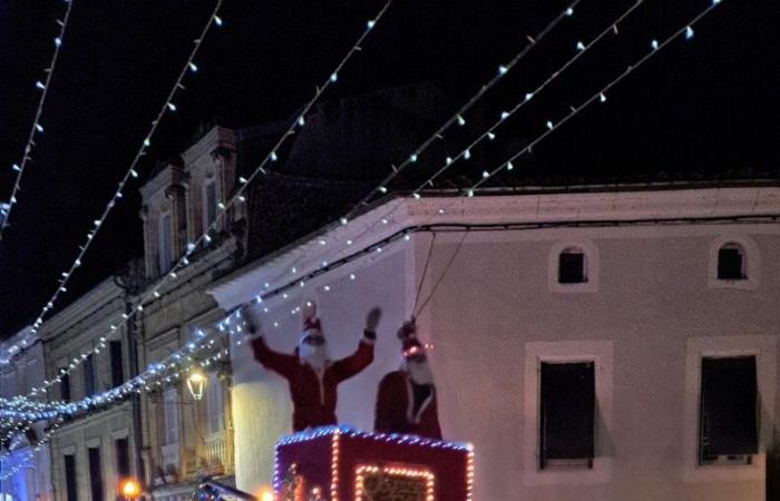 Des tracteurs décorés et illuminés défilaient autour de ce petit village du Lot-et-Garonne