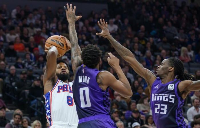 Paul George marque 30 points, mais commet une faute tardivement alors que les Sixers perdent leur avance dans la défaite contre les Sacramento Kings