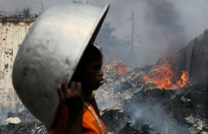 A Accra, un immense incendie ravage le principal marché de friperie du Ghana – 02/01/2025 à 22:31