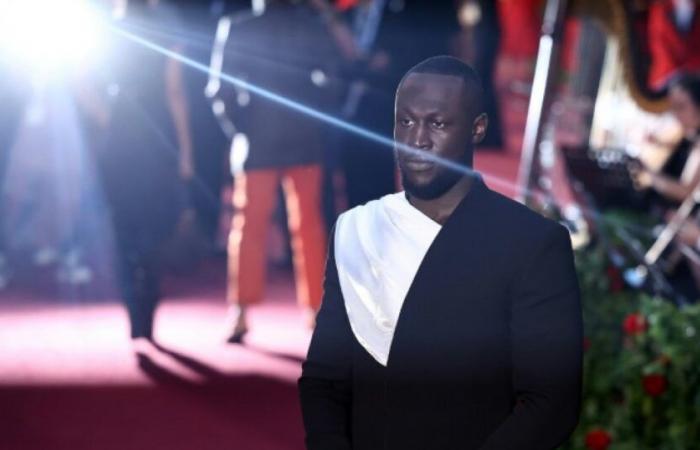 Permis suspendu pour le rappeur Stormzy, surpris avec un téléphone au volant : Actualités