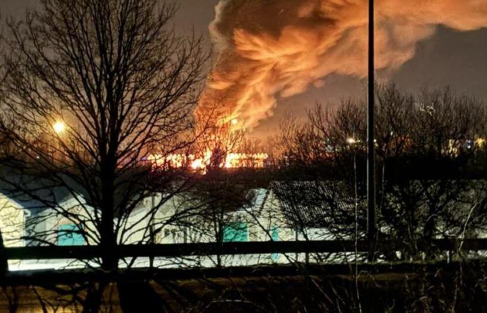 Territoire de Belfort. Impressionnant incendie en cours à la gare routière à hydrogène Danjoutin