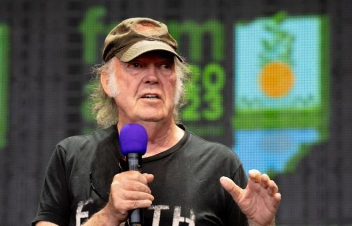 Neil Young critique le festival et annonce son retrait du programme