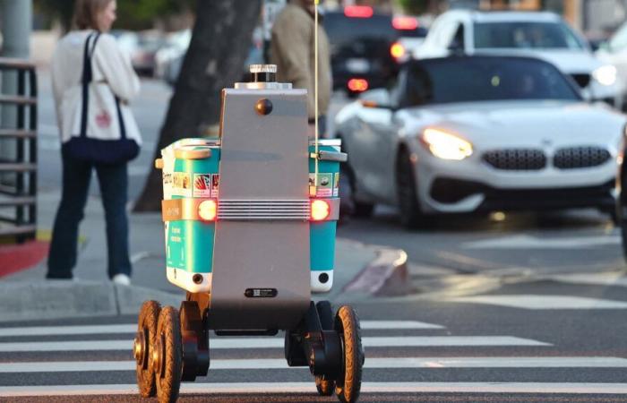 un robot livreur de nourriture a été heurté par un robot taxi