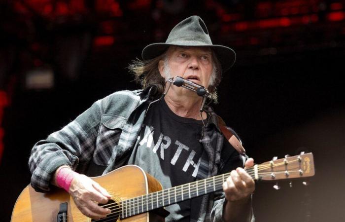 Neil Young boude le festival anglais de Glastonbury qu’il accuse d’être aux mains de la BBC