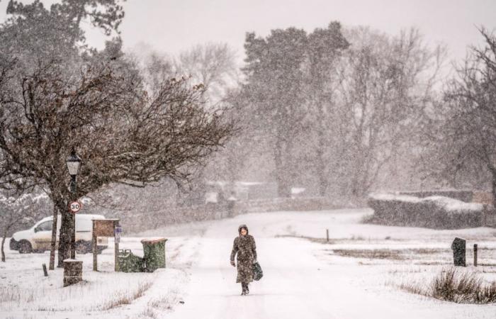 Avertissement de neige de trois jours pour la majeure partie de l’Angleterre alors que les inondations entraînent un incident majeur à Manchester