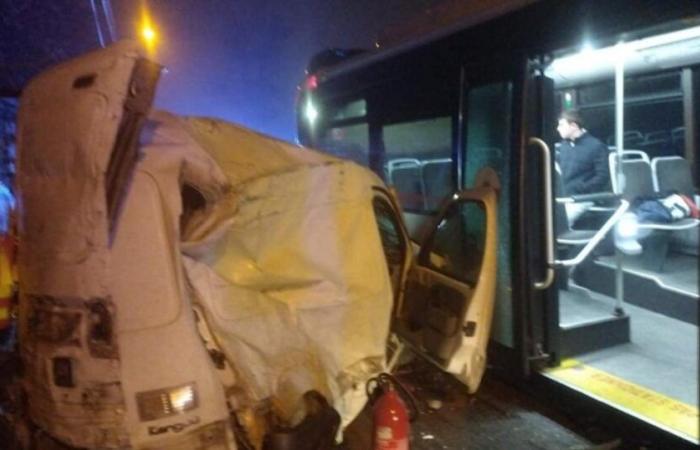 Malgré la violence de l’accident, aucun mort dans une collision frontale entre un bus et une camionnette au nord de Lyon