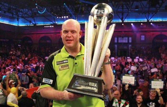 Luke Littler et Michael van Gerwen avant le match