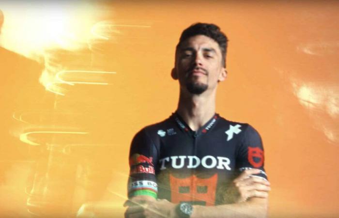 Julian Alaphilippe présente la tenue 2025