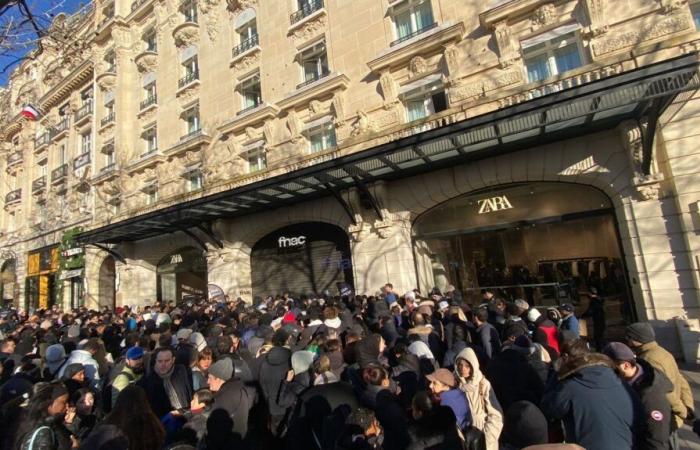 A peine ouverte pour sa braderie, la Fnac des Champs-Elysées ferme ses portes à cause de l’affluence