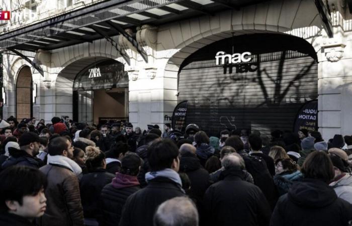 tristesse et affluence (trop) nombreuse pour le déstockage avant fermeture de la Fnac