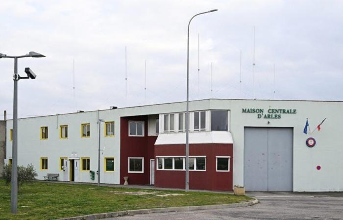 Equipé d’une pioche artisanale, un prisonnier tient cinq personnes en otage à la prison d’Arles en France