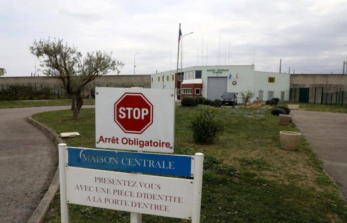 un détenu armé arrête quatre infirmières et un surveillant