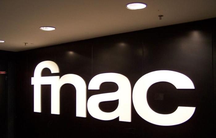 Sur les Champs-Élysées, la Fnac brade ses articles avant la fermeture