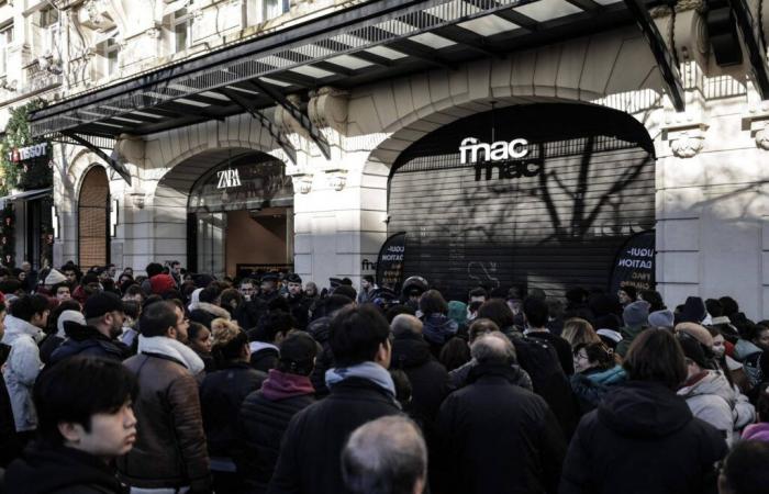 Voici les images impressionnantes des milliers de personnes tentant de participer à la braderie Fnac sur les Champs-Elysées à Paris