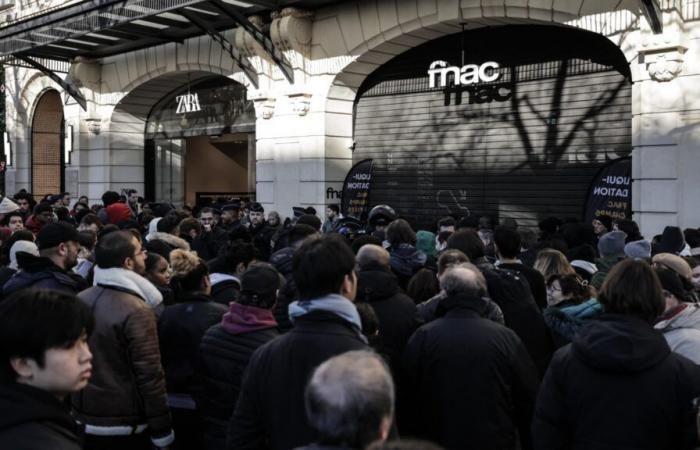 La Fnac des Champs-Élysées ferme ses portes au grand public lors de sa liquidation de stocks