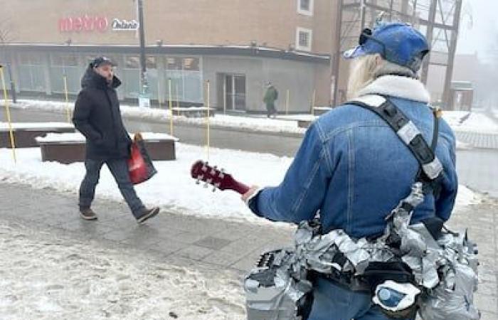 Le voyageur montréalais Jimi Hendrix espère tromper la mort avec sa guitare pendant encore un an et enfin réaliser son rêve d’enregistrer ses compositions en studio en 2025