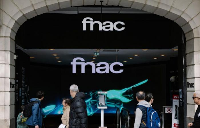 longue file d’attente et foule devant la Fnac des Champs-Élysées pour sa braderie avant fermeture