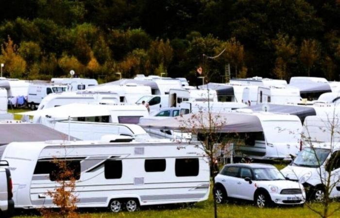 Des voyageurs s’installent de force à terre dans cette commune