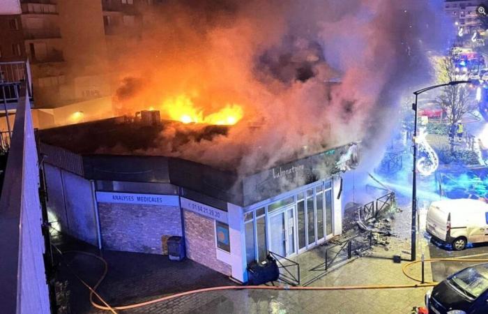 Incendie impressionnant en Seine-et-Marne, deux magasins entièrement détruits par les flammes