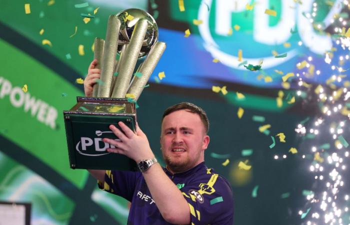 Luke Littler glane son premier titre de champion du monde PDC