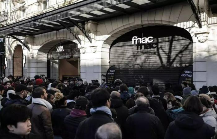 Prise d’assaut dès le premier jour de liquidation des stocks, la Fnac des Champs-Elysées ferme définitivement une semaine plus tôt qu’annoncé