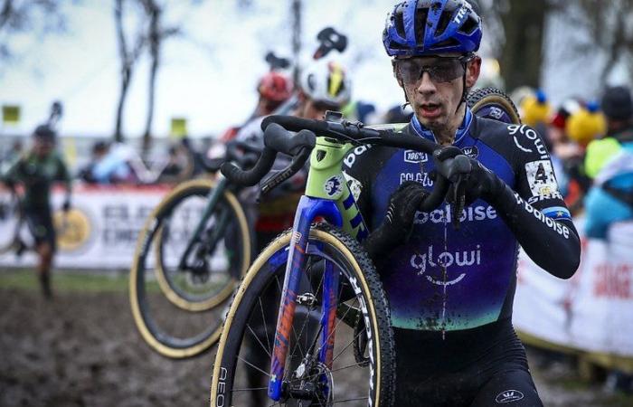 Ce cycliste se luxe l’épaule et la remet en place… pendant la course !