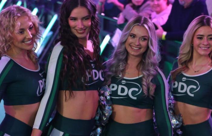 Les pom-pom girls du Championnat du monde de fléchettes provoquent le chaos devant la caméra de télévision et un technicien est obligé de se précipiter avant le match de Littler.