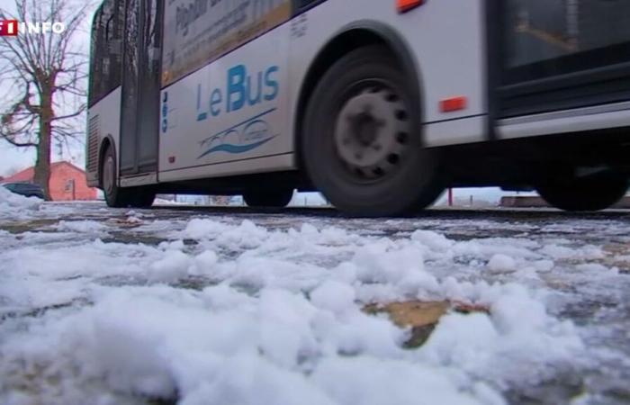 prudence et anticipation des automobilistes avec des alertes de neige et de verglas