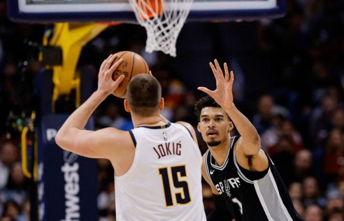 vainqueur à Denver avec les Spurs, un Victor Wembanyama colossal regardait Nikola Jokic droit dans les yeux