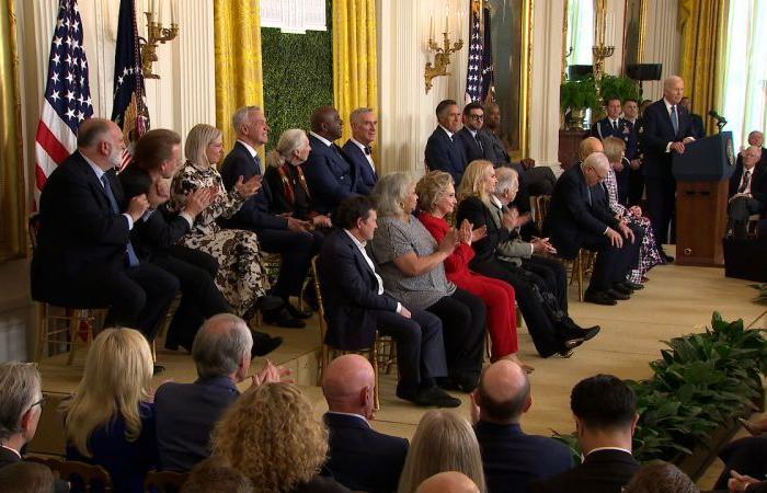 Biden organise la cérémonie finale de la Médaille de la Liberté, honorant Hillary Clinton, Bono et bien d’autres