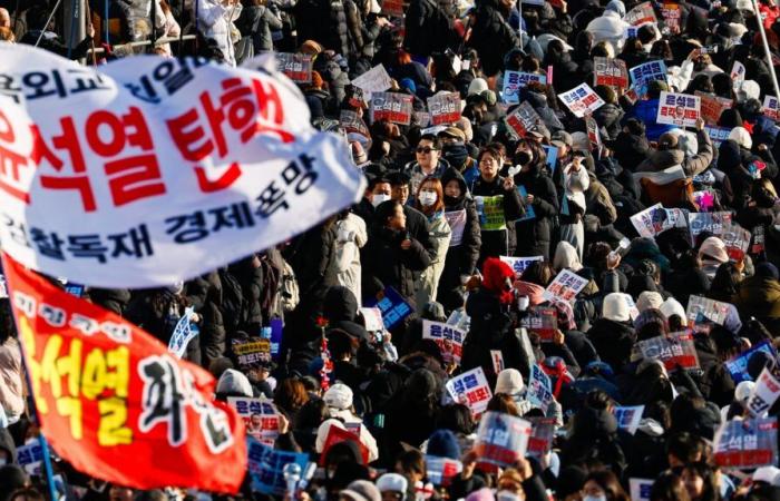 En Corée du Sud, des milliers de personnes se rassemblent pour et contre l’arrestation du président déchu Yoon Suk-yeol